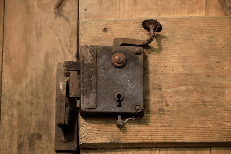 Votre verrou de porte tourne dans le vide ? Solution 2026