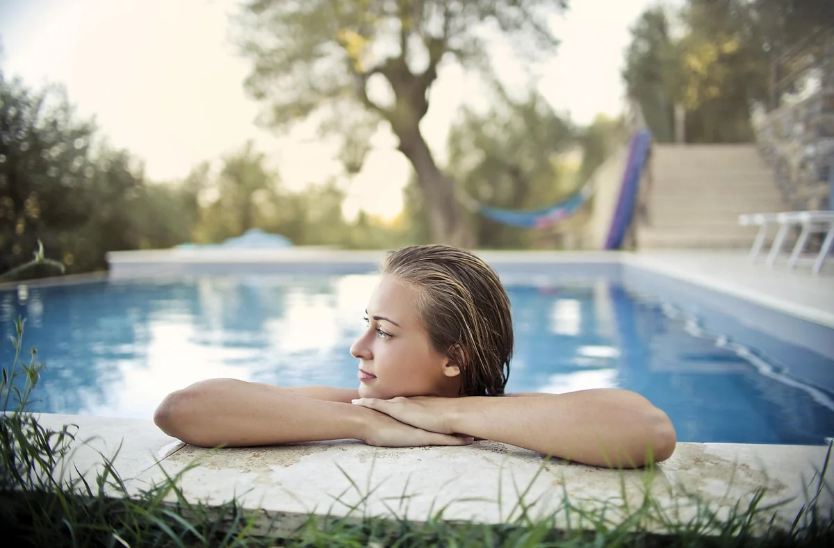 Comment cacher une piscine hors sol : 12 astuces esthétiques en 2026