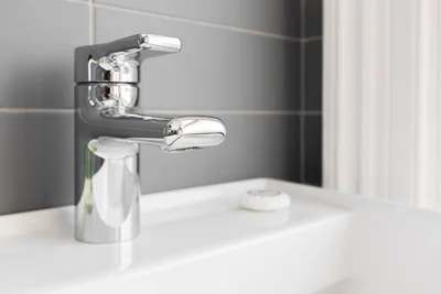 Comment choisir et poser un robinet thermostatique de salle de bain en 2026
