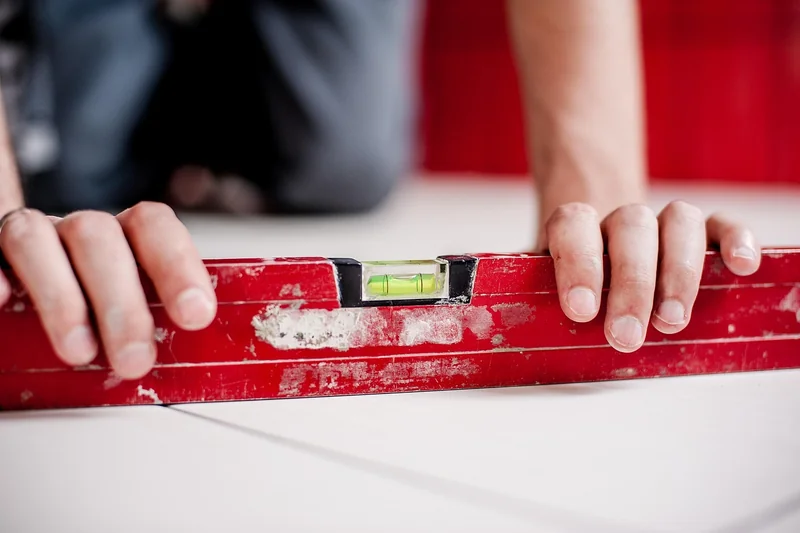 Réparer un éclat de carrelage : la méthode qui marche vraiment