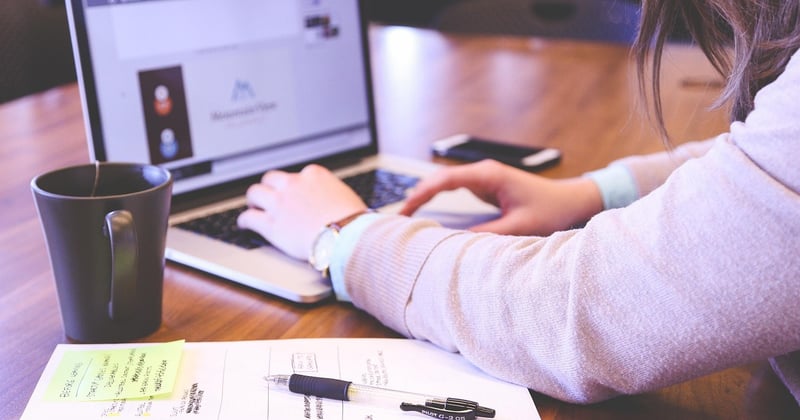 Huile de lin sur plan de travail stratifié : bonne ou mauvaise idée ?
