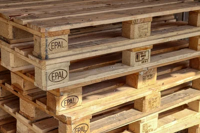 Aménager un petit balcon avec des palettes de récupération : 15 idées 2026
